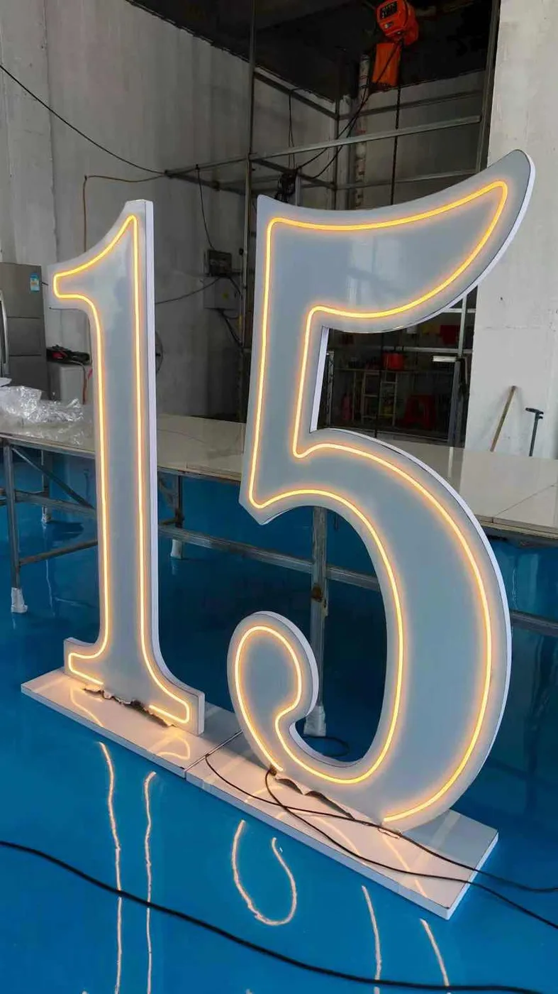 Número 15 iluminado con luz cálida para celebración de quinceañera