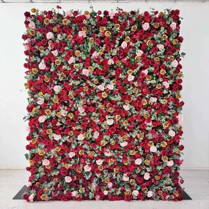 Muro floral de rosas rojas y rosadas usado como fondo fotográfico de evento